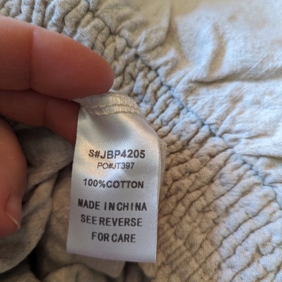 NWOT la miel Ruffle Bottom Shorts in Oatmeal, Size Small - Picture 7 of 8